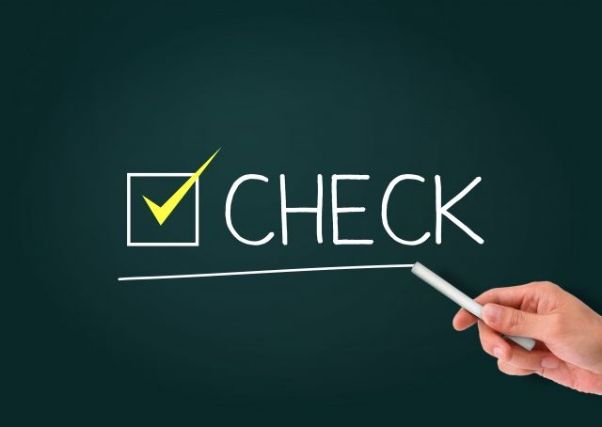 黒板に書かれたCHECKの文字
