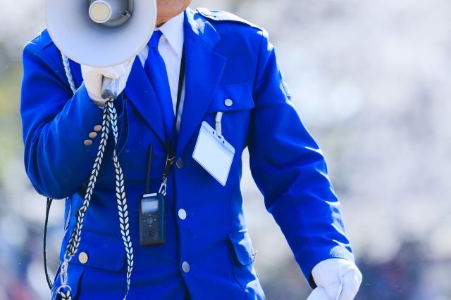【警備会社の求人】イベント会場でメガホンを持って警備する警備員
