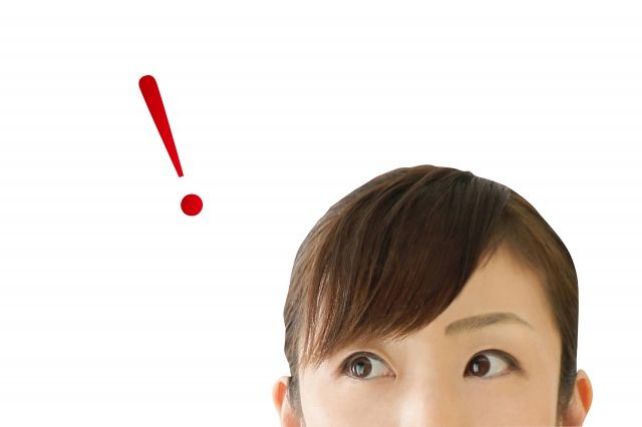 警備の採用情報を見る女性