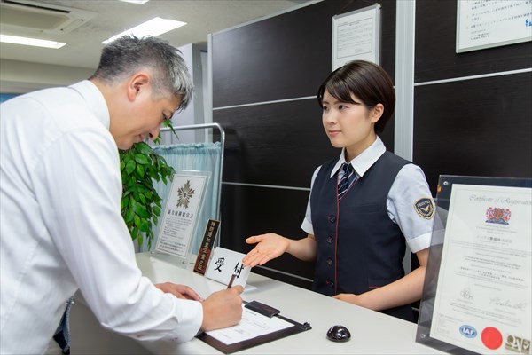 施設警備の警備員が行う受付業務(出入管理)とは?日勤?夜勤?仕事内容を解説!
